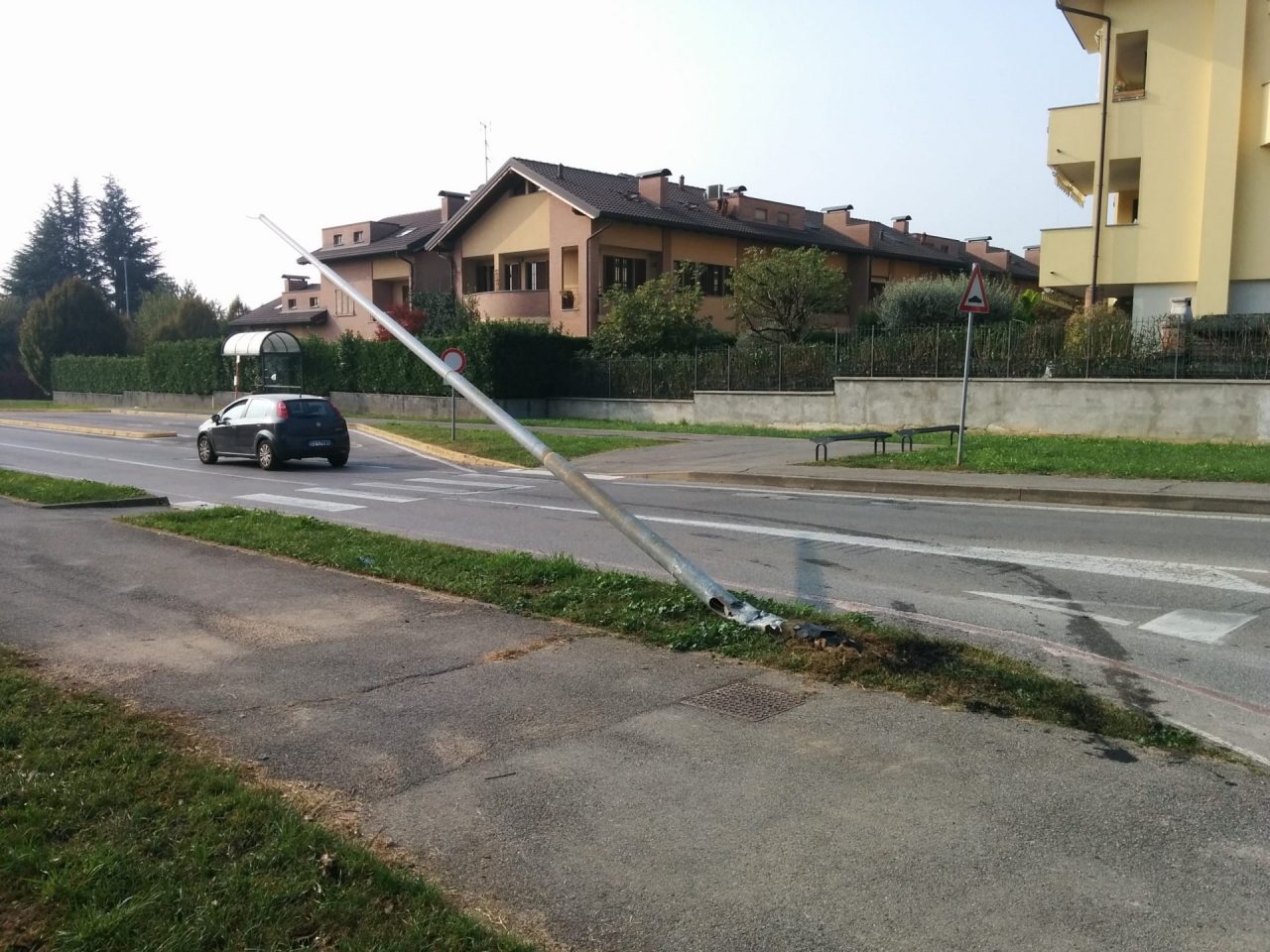 Abbatte un palo in via Verdi e scappa: ritrovata l’auto