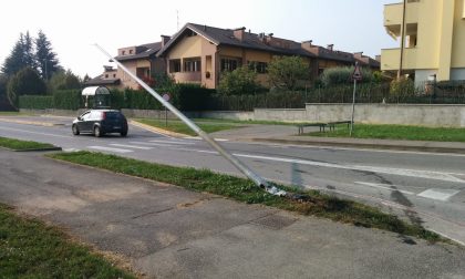 Abbatte un palo in via Verdi e scappa: ritrovata l'auto