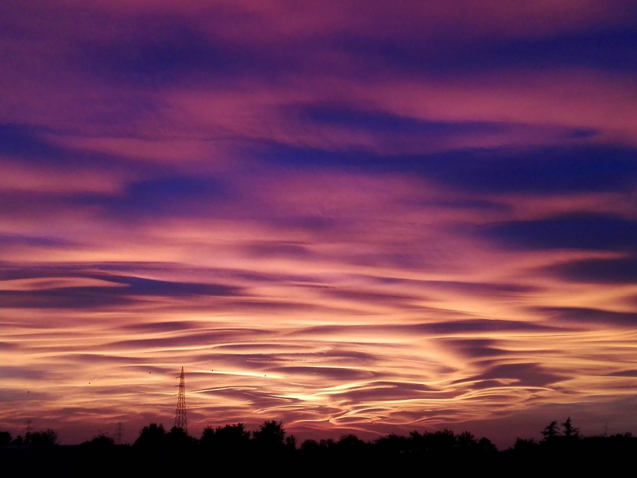 Spettacolare tramonto nel cielo brianzolo