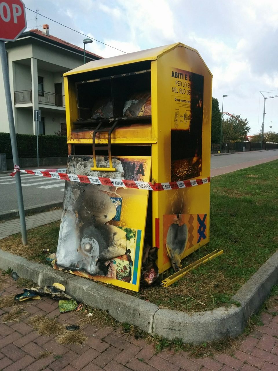 Dato alle fiamme il cassonetto degli indumenti di Velasca
