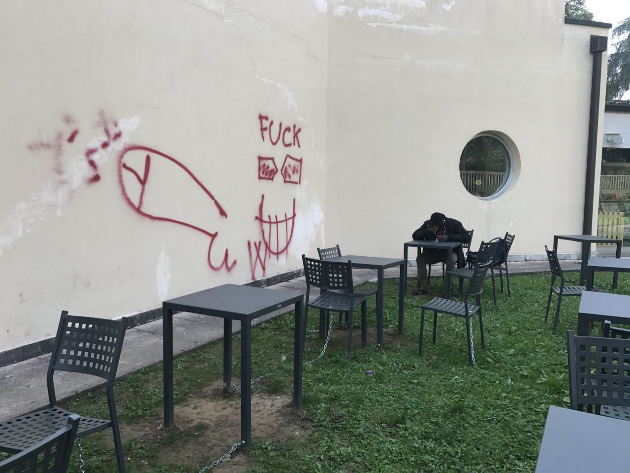 Imbrattata la biblioteca di Vimercate