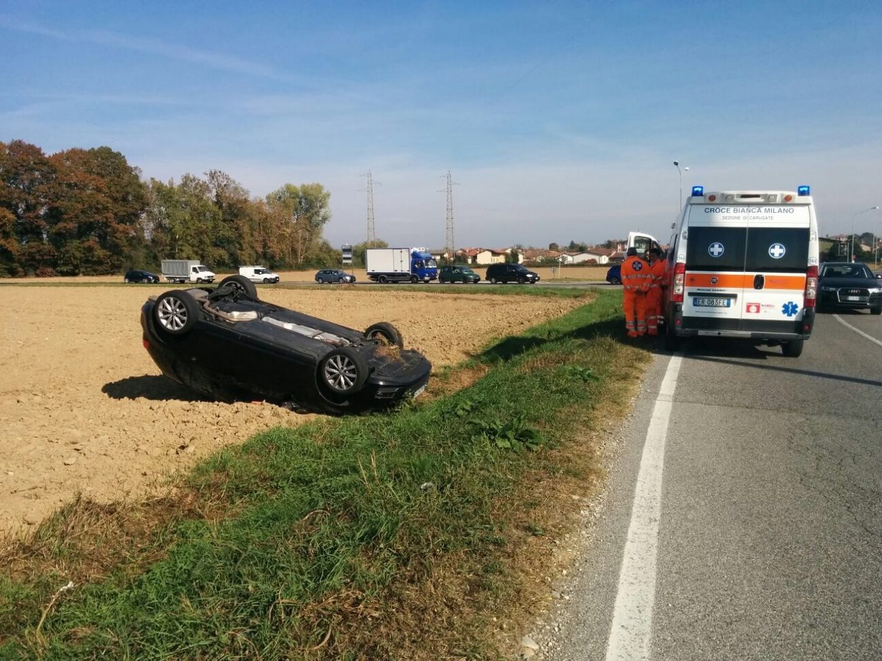 Auto si ribalta a Vimercate