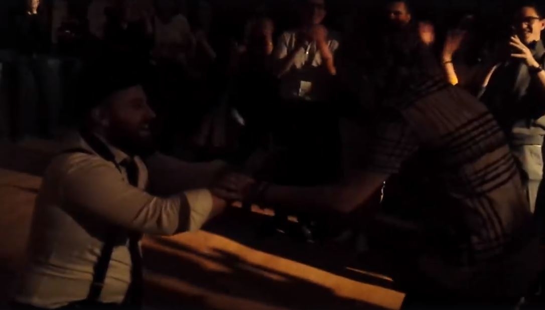 Lissone, scende dal palco e le chiede di sposarlo – VIDEO