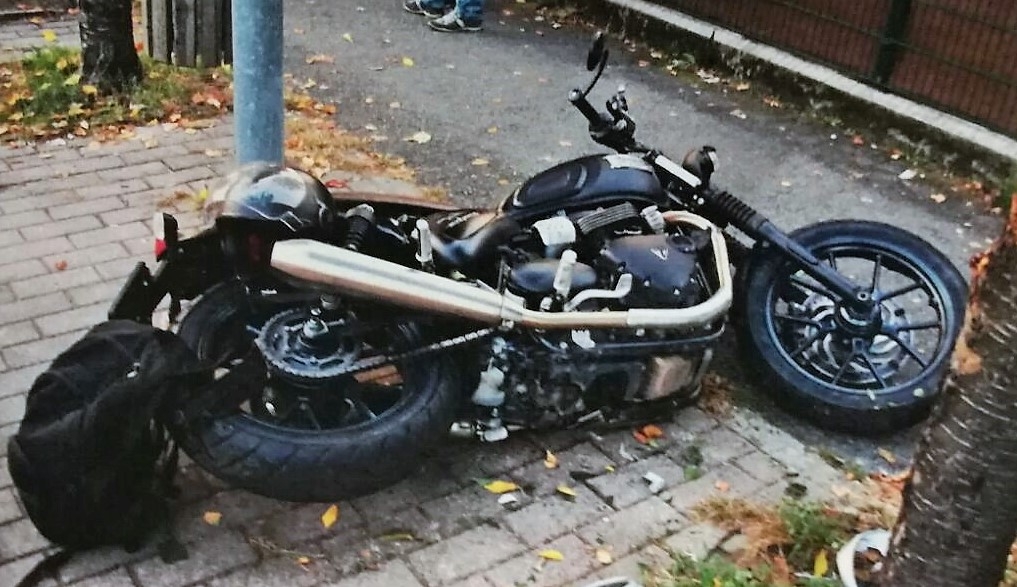 Esce di casa con l’auto e si scontra con la moto