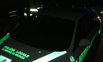 Guida con la patente ritirata e si finge la sorella, denunciata