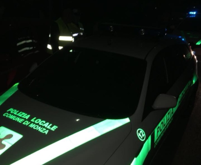 Guida con la patente ritirata e si finge la sorella, denunciata