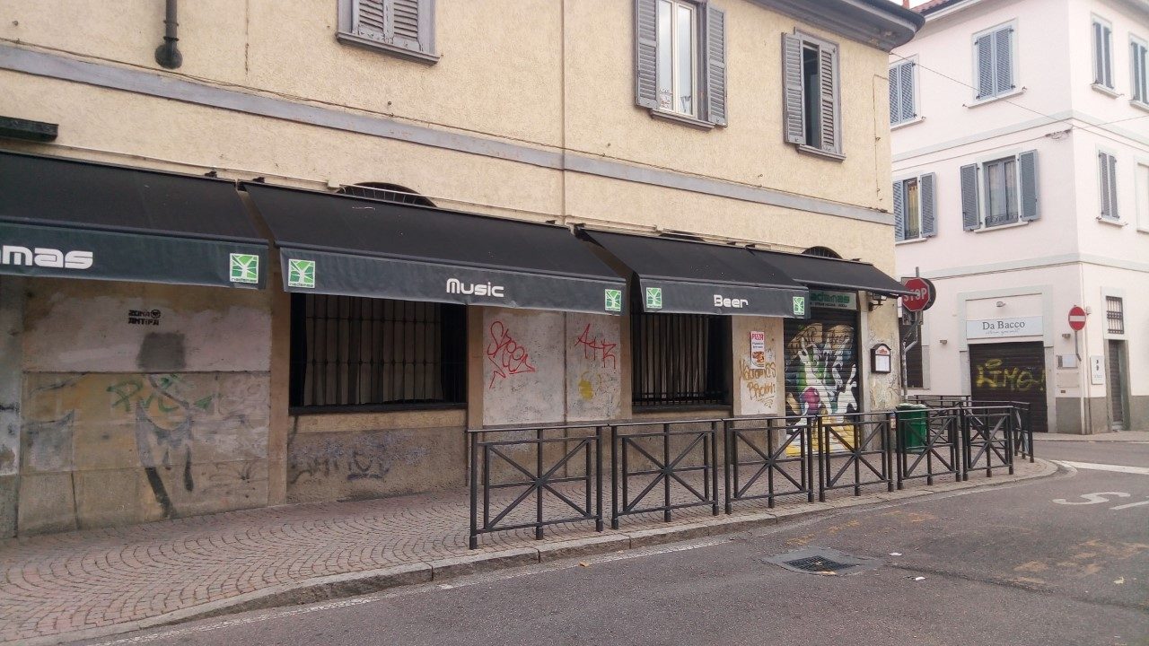 Ubriaco spacca le vetrine di un pub e ingoia i frammenti di vetro