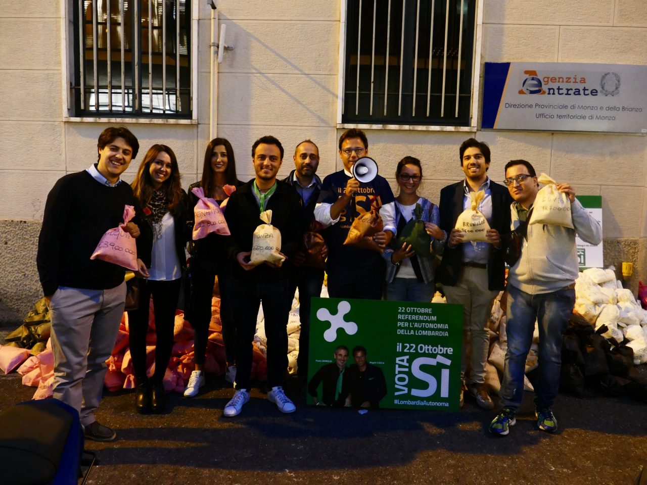 Lega Nord, Ciocca davanti all’Agenzia delle Entrate – VIDEO