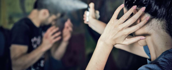 Lite in strada: la 15enne lo aggredisce con lo spray al peperoncino