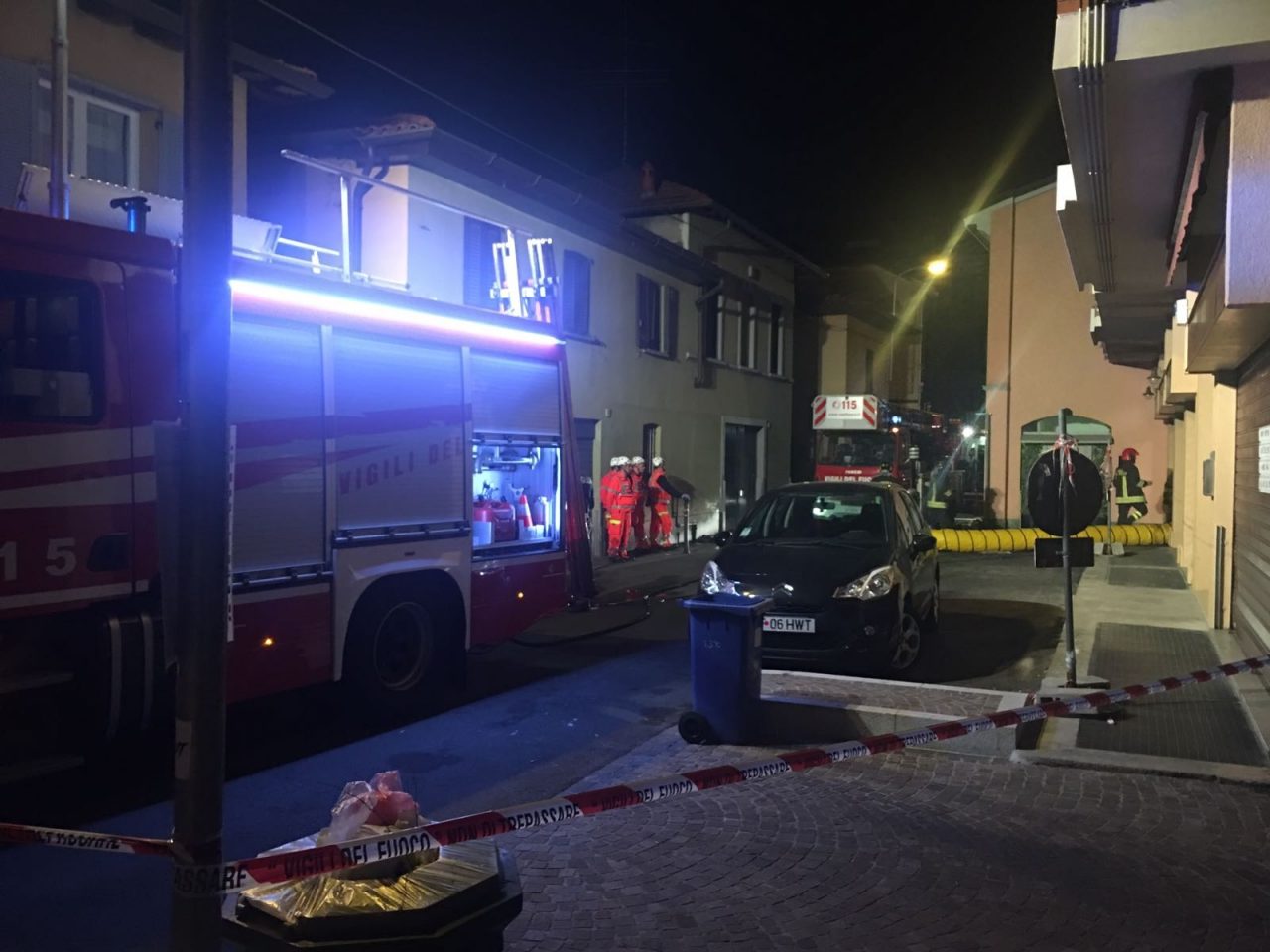 Rischiano di rimanere intrappolati tra le fiamme VIDEO