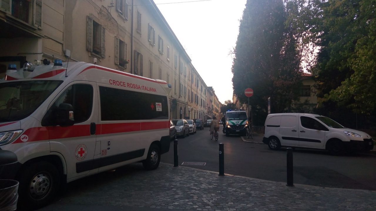 In bici nel sottopasso di via Bergamo: travolge donna che esce dall’ascensore