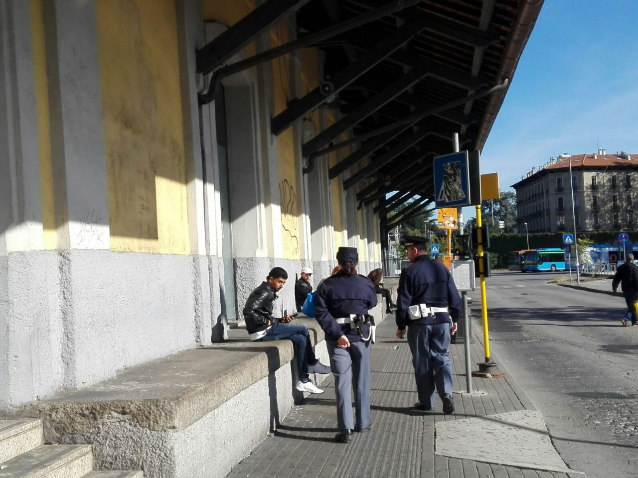 Vendevano droga ai minorenni in stazione: due arresti