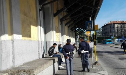 Vendevano droga ai minorenni in stazione: due arresti