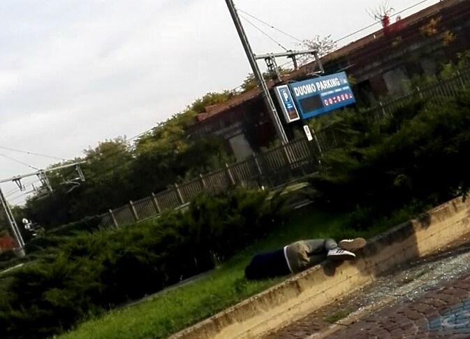 Uomo a terra immobile in zona Cambiaghi