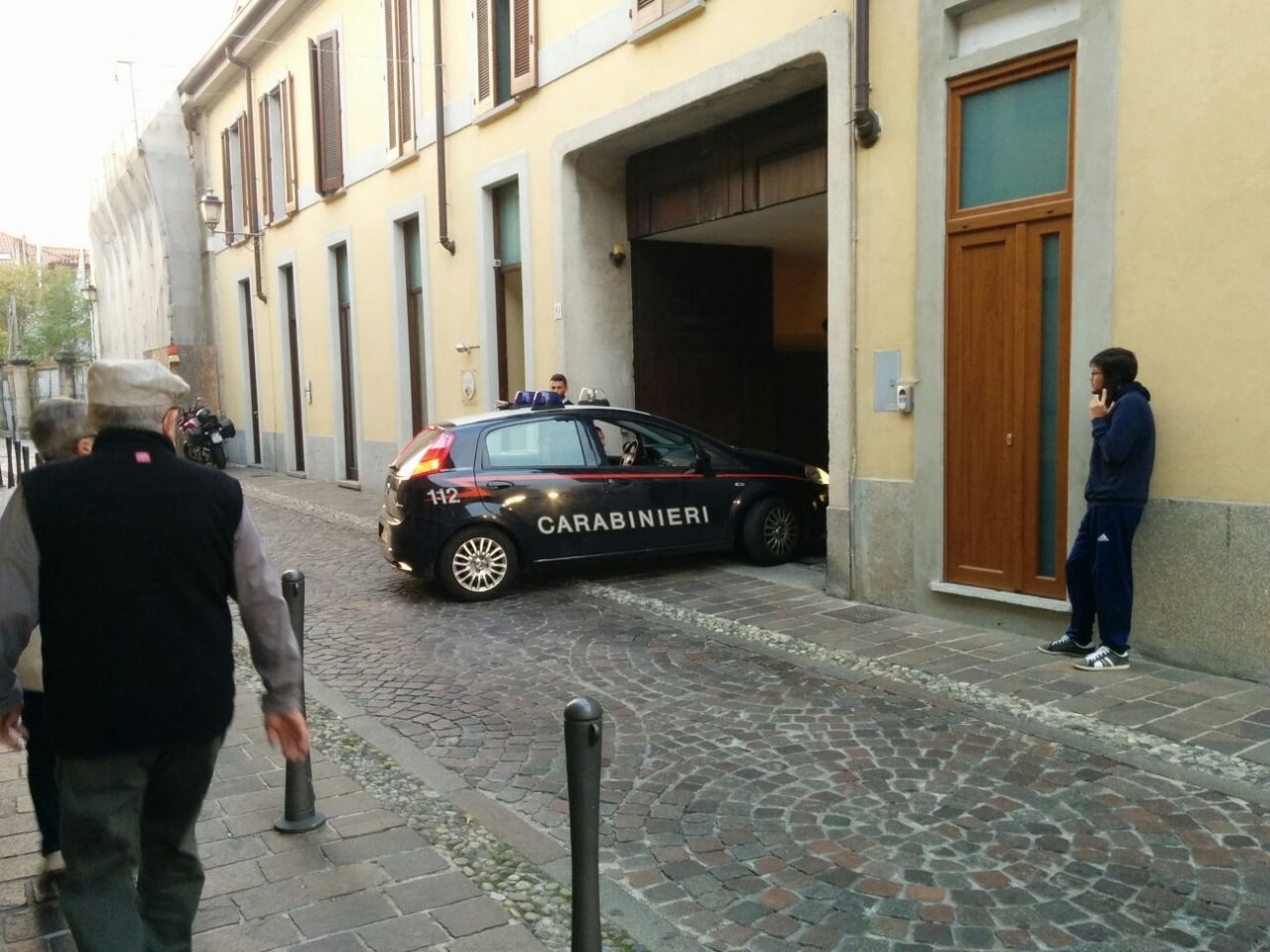 Rissa tra profughi in via Garibaldi