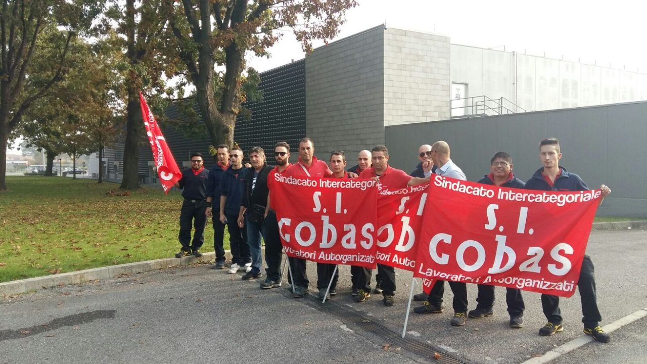 Tensione alla protesta degli autisti Cobas