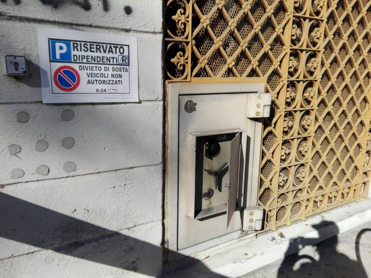 Ladri maldestri fanno esplodere la cassa ma bruciano i contanti