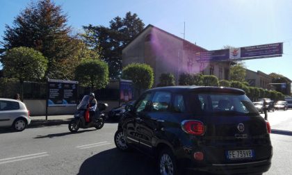 Inversione azzardata in corso Milano, 24enne al Pronto soccorso
