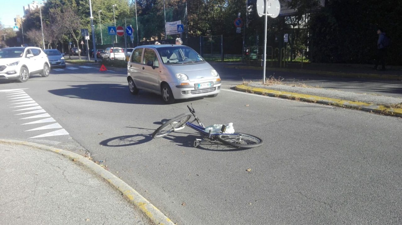 Ciclista investito davanti al San Gerardo, traffico in tilt FOTO