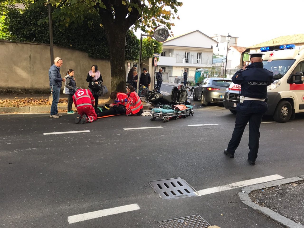 Scontro auto moto in via Pinamonte da Vimercate – VIDEO