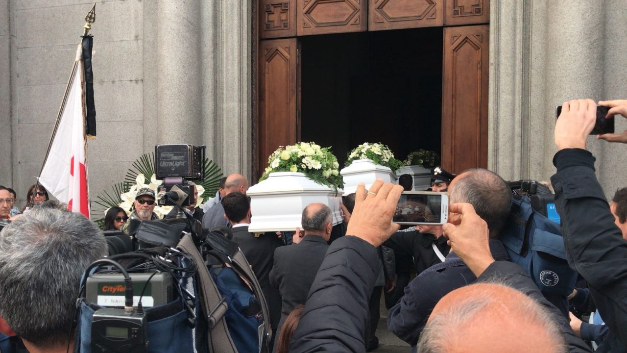 Funerale Como addio ai bimbi morti nell’incendio