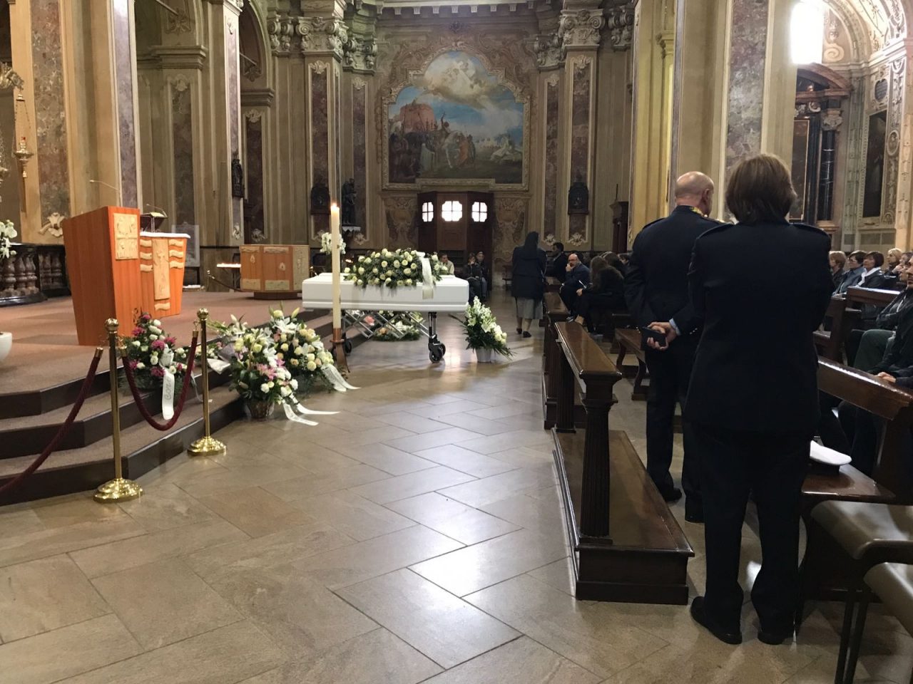 La bara bianca davanti all'altare