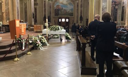 Funerale Stacey: la chiesa si riempie