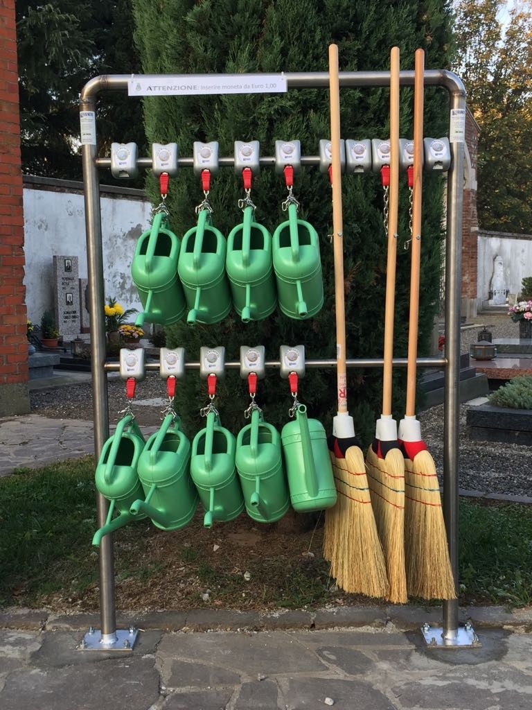 Gettoniere per scope e annaffiatoi al cimitero di Seveso