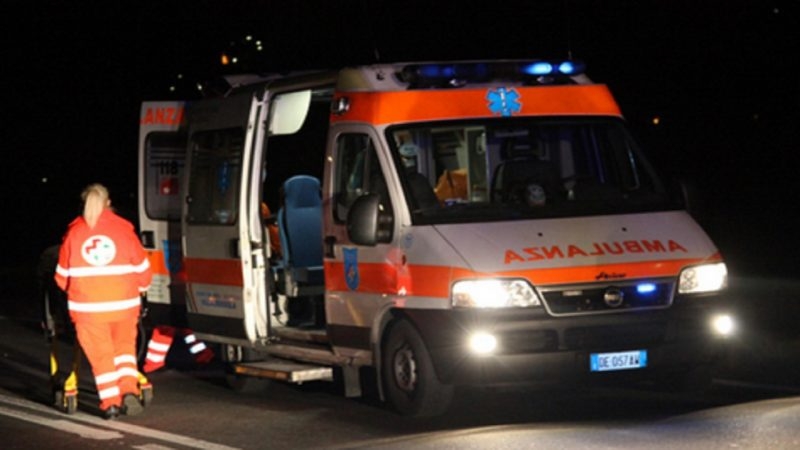 Anziana cade dalle scale a Besana, soccorsa in codice rosso