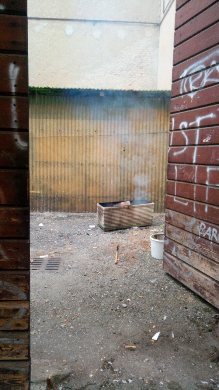 Fumo dal cortile: i passanti chiamano i vigili del fuoco