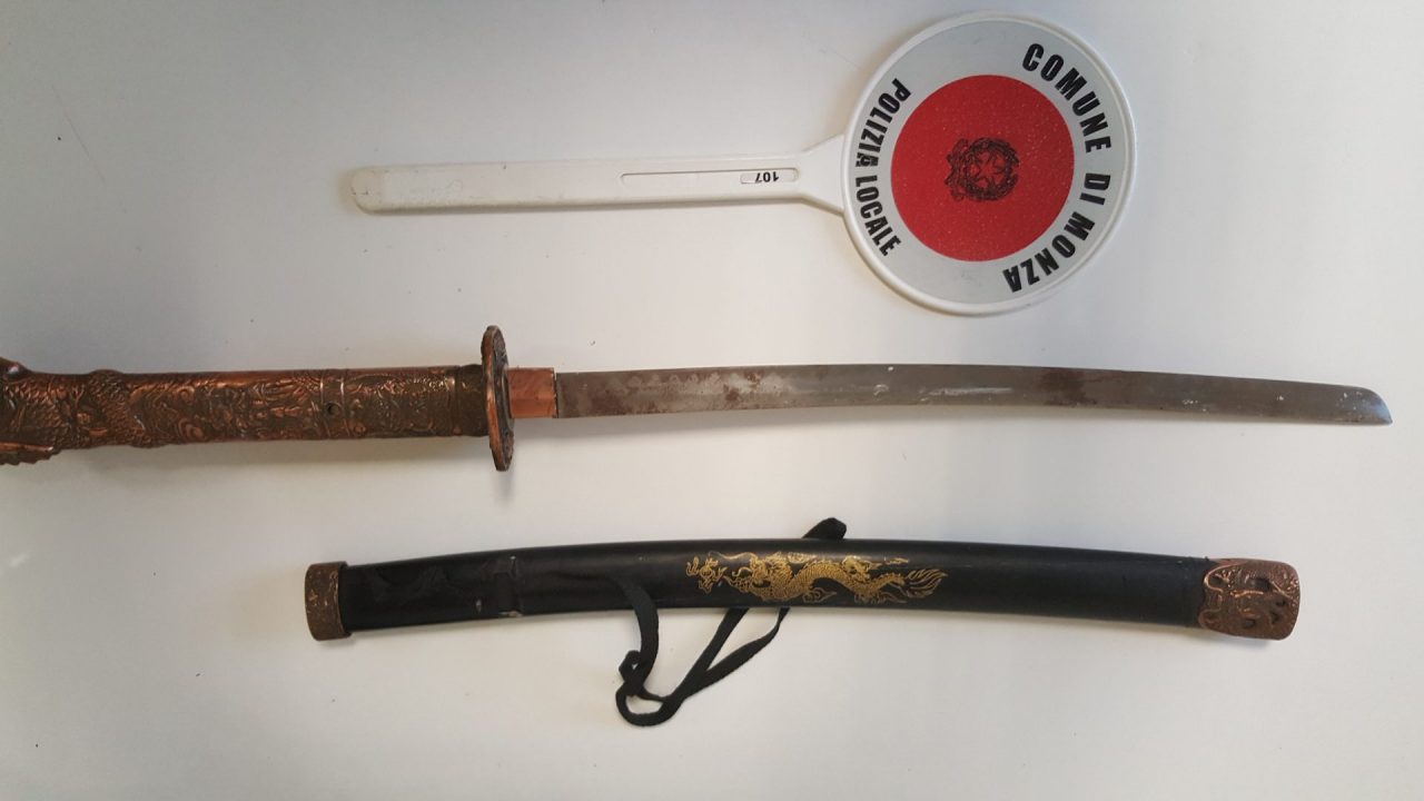 Minaccia di morte l’ex moglie con una spada: 46enne in manette
