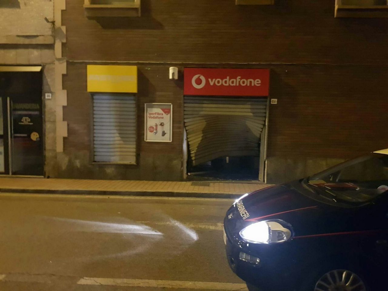 Spaccata notturna al centro Vodafone