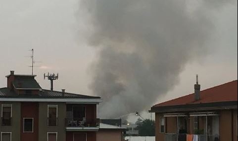 Incendio in una ditta di stoccaggio rifiuti: “Chiudete le finestre”