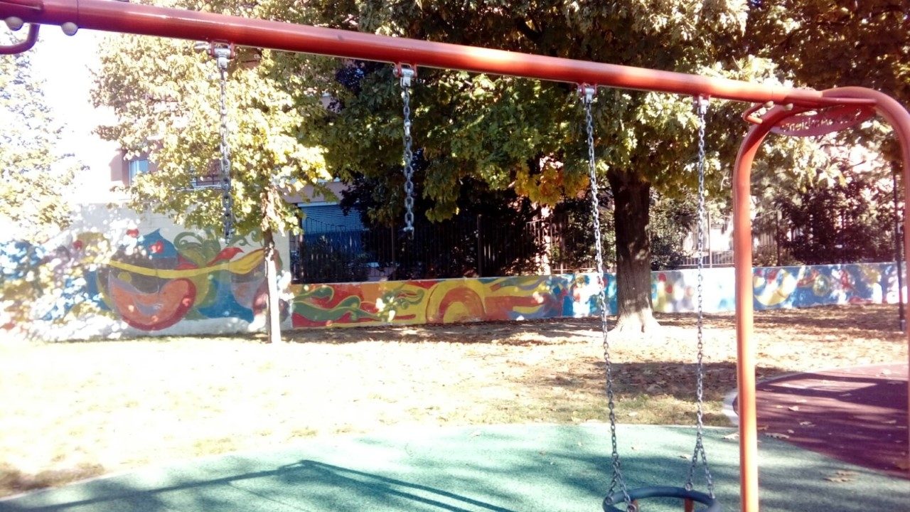 Giochi fatiscenti e sporcizia: i giardini pubblici allo sbando