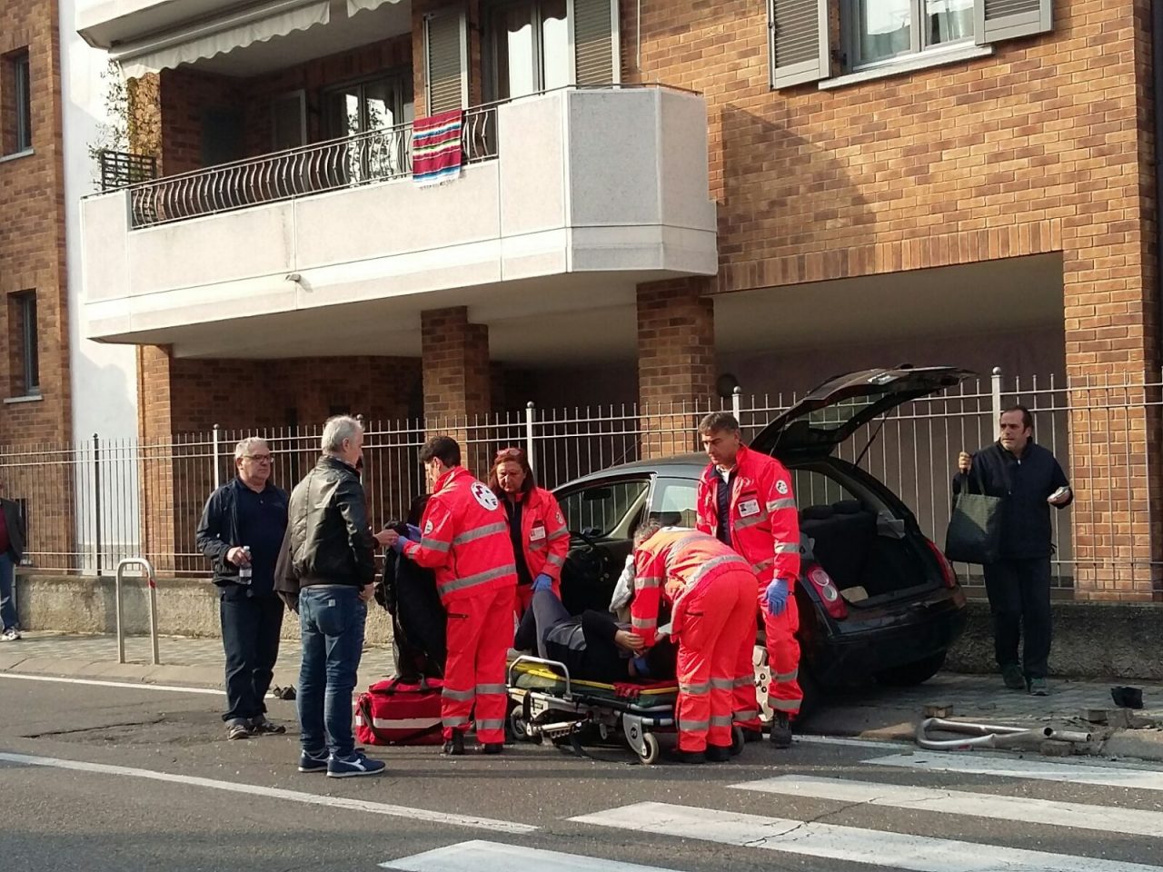 Violento scontro tra auto a Cesano Maderno
