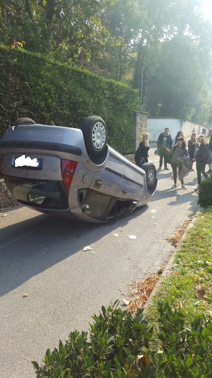 Violento scontro in viale Brianza: un’auto si è ribaltata finendo sulla ciclabile