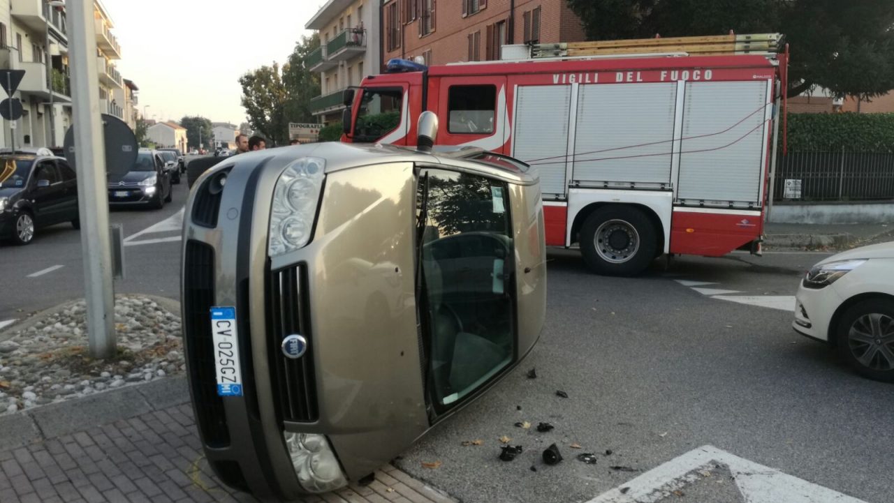 Seregno, auto si ribalta in via Briantina (VIDEO)
