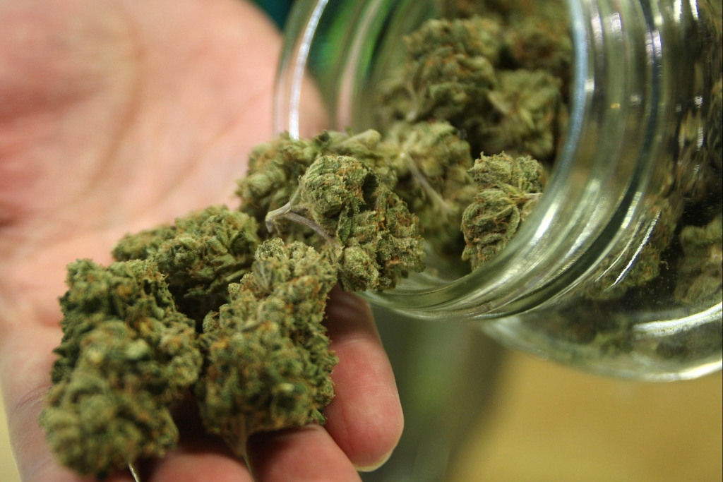Nel guardaroba anche 800 grammi di marijuana, arrestato