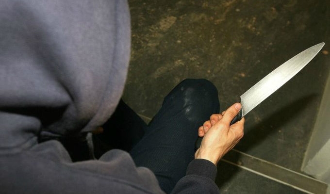 Tentano di uccidere un 25enne a coltellate, presi i tre latinos