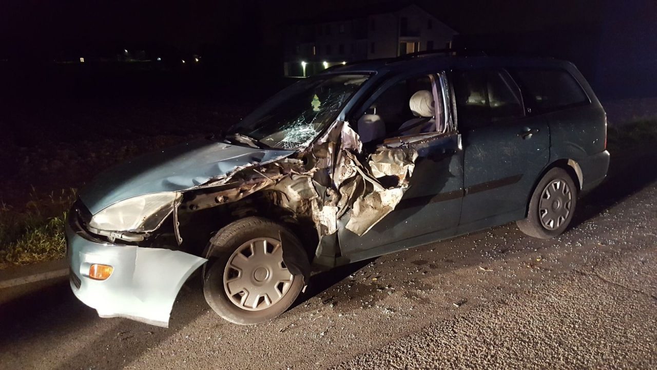 Arcore, scontro fra auto e fresatrice – VIDEO