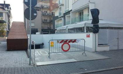 Meda, troppi atti vandalici: chiuso il parcheggio di piazza Repubblica