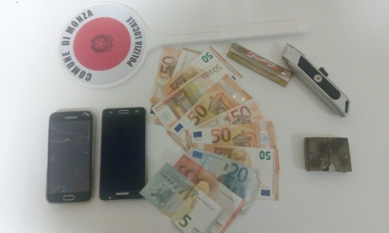 Spacciatore ferisce a calci e pugni gli agenti: arrestato