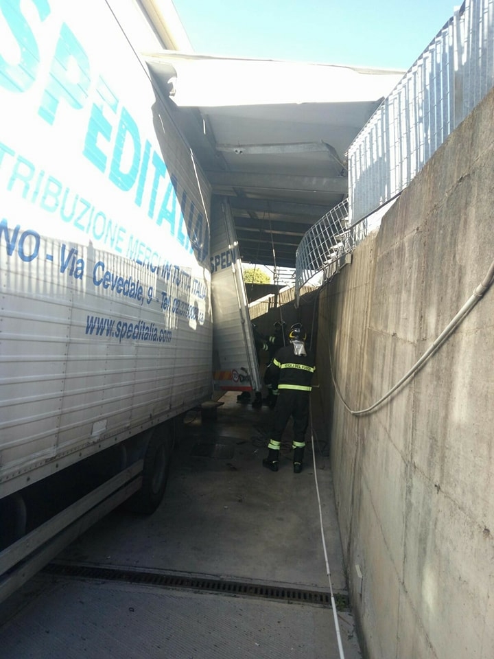 Autocarro danneggia tettoia, chiude il centro cottura