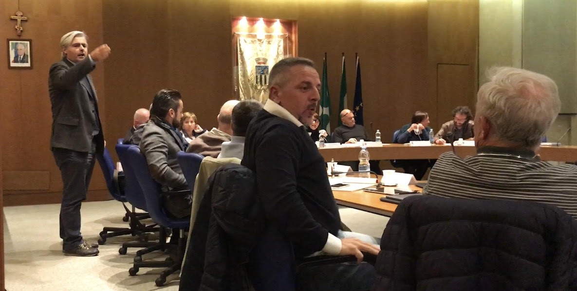 Sindaco infuriato contesta la presidente del Consiglio. VIDEO