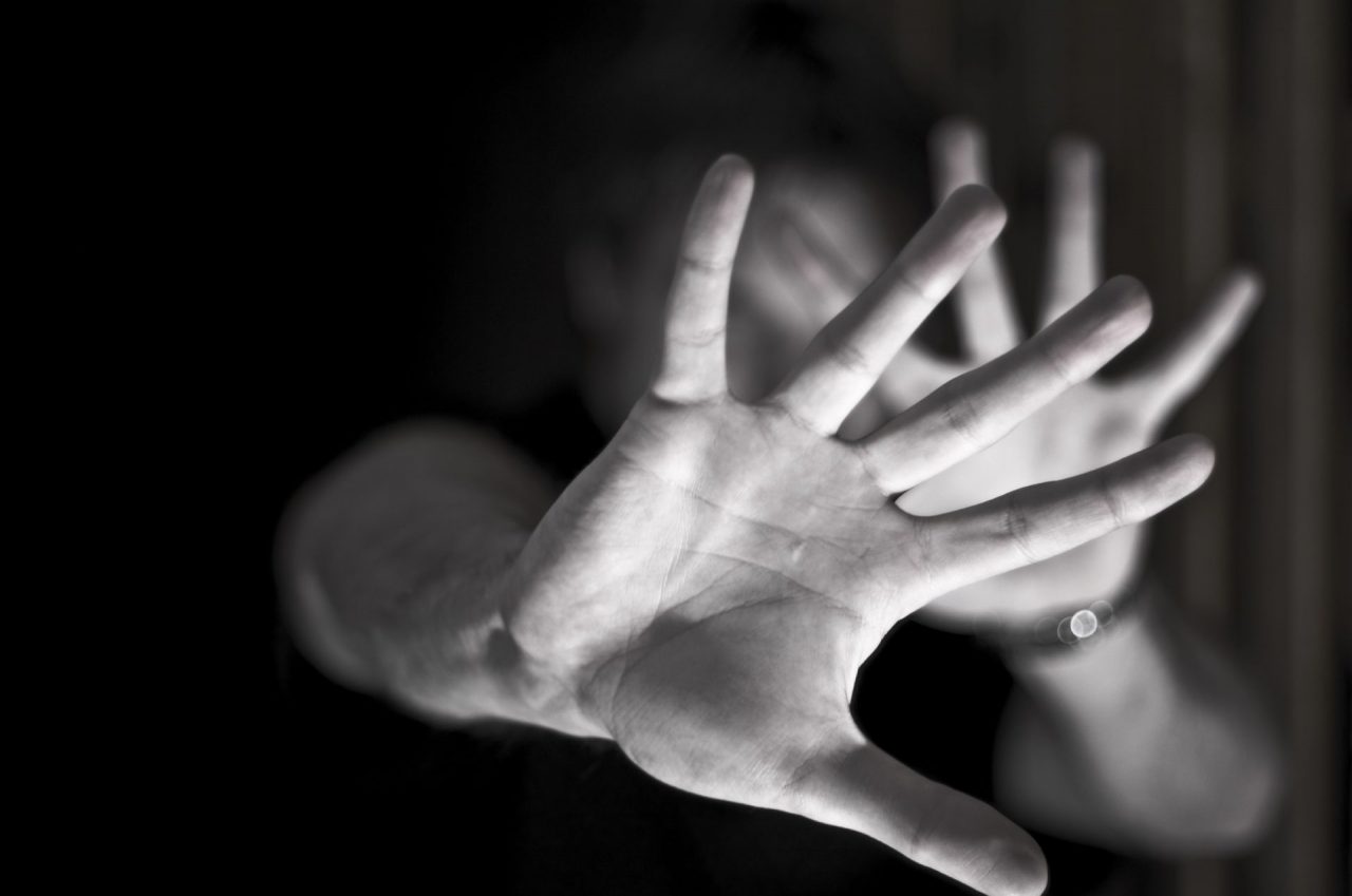 Violenza domestica: fermato imprenditore che picchiava moglie e figli