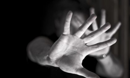Violenza domestica: fermato imprenditore che picchiava moglie e figli