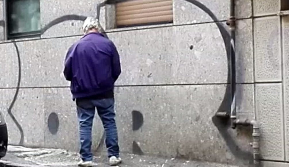 Degrado: urina davanti alle studentesse VIDEO