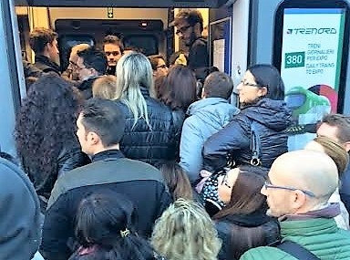 Tenta di scippare un pendolare in Stazione