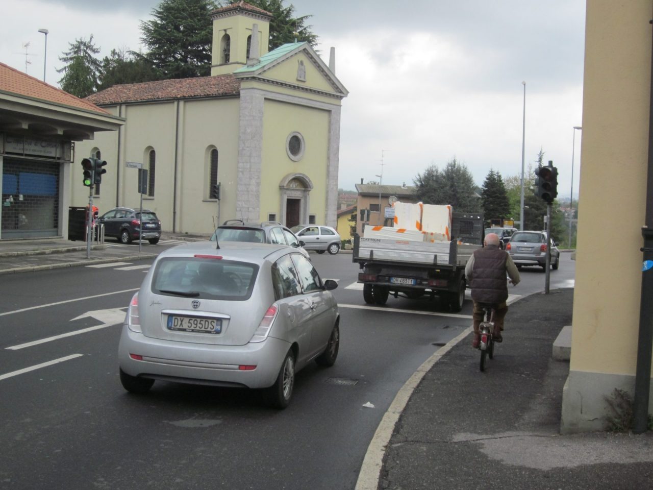 A Carate semaforo sotto accusa