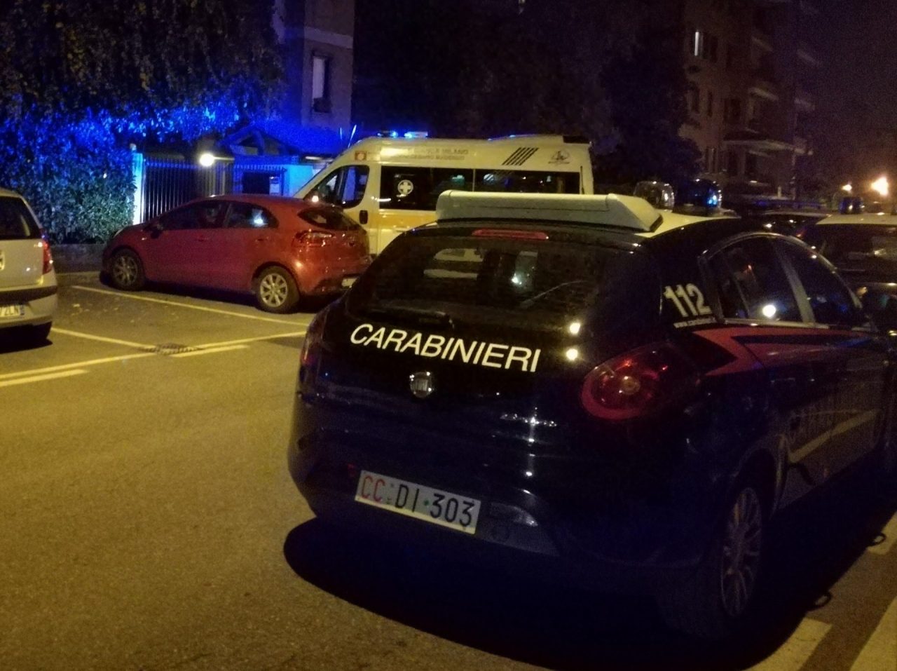 Imprenditore aggredito sfida il bandito armato di pistola: Sparami